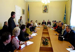 На цьому засіданні міський голова Дрогобича Олексій Радзієвський висловив свою позицію стосовно телешоу “Міняю жінку” на каналі “1+1” за участю двох дрогобицьких сімей На цьому засіданні міський голова Дрогобича Олексій Радзієвський висловив свою позицію стосовно телешоу “Міняю жінку” на каналі “1+1” за участю двох дрогобицьких сімей