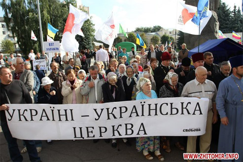 Участь у пікетуванні взяли близько тисячі прихильників дев’яти опозиційних політичних партій і рухів Житомирської області, які увійшли до комітету, а також представники духовенства Української православної церкви Київського патріархату