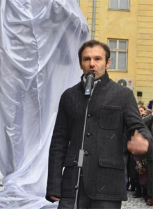 Пам’ятник Володимиру Івасюку збудовано коштом Святослава Вакарчука Пам’ятник Володимиру Івасюку збудовано коштом Святослава Вакарчука
