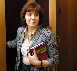 Регіонали і литвинівці поки що єдині, хто хоче міняти Конституцію Регіонали і литвинівці поки що єдині, хто хоче міняти Конституцію