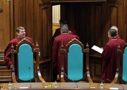 Своя рука - владика. КС переніс терміни декларування видатків депутатів і чиновників Своя рука - владика. КС переніс терміни декларування видатків депутатів і чиновників