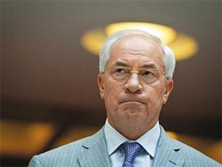 У Азарова досі у всьому винні “папєрєднікі” У Азарова досі у всьому винні “папєрєднікі”