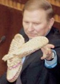 Кучмі натякнули, що він досі «на гачку» Кучмі натякнули, що він досі «на гачку»