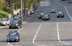 Для проїзду кортежу Президента повністю перекрили трасу Для проїзду кортежу Президента повністю перекрили трасу