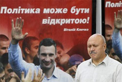 За чесні вибори. Агітаційна війна: рекламу Кличка масово знищують