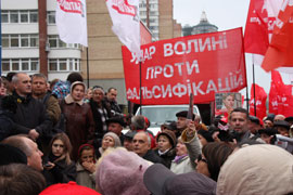 Мітинг біля ЦВК триває другу добу