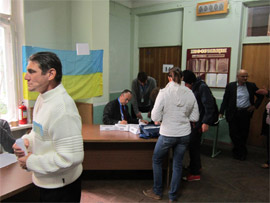 Київ, округ №211, ДВК № 800054 - спостерігачі від ОБСЄ фіксують порушення в організації видачі бюлетенів