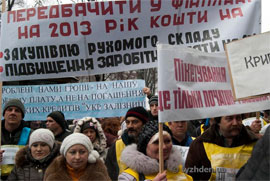 Під вікнами Азарова протестували залізничники