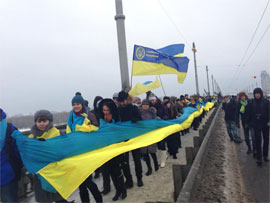 Українці з’єднали береги Дніпра живим ланцюгом