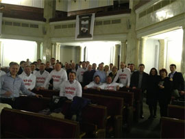 Депутати трьох опозиційних фракцій ночуватимуть у парламентській залі Депутати трьох опозиційних фракцій ночуватимуть у парламентській залі