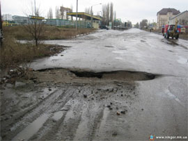 З віртуального світу. Азаров хоче, щоб йому довели, що “Укравтодор” ремонтує погано З віртуального світу. Азаров хоче, щоб йому довели, що “Укравтодор” ремонтує погано