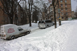 Водій позашляховика витягає на гору продуктову машину