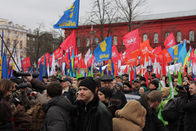 У столиці на мітинг опозиції прийшли більше 10 тисяч киян