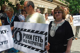 Свободівці заявляють, що міліціонери вербують серед партійців стукачків