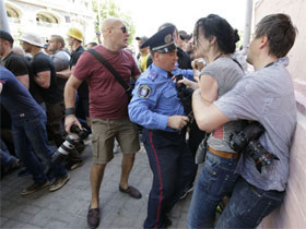 Азаров думає, що міліції для виконання закону треба якісь знаки Азаров думає, що міліції для виконання закону треба якісь знаки