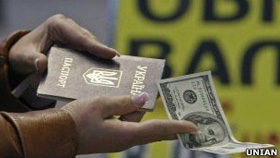 Можливості громадян заощаджувати, конвертуючи гривню в вільно конвертовану валюту, різко впали