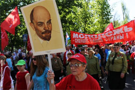 Херсонські комуністи навішали червоних прапорів на ОДА, як протест проти перейменування вулиць