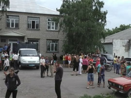 Мешканці Врадіївки цілодобово пікетують райвідділ міліції