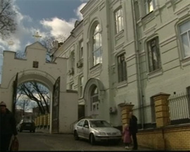Чиновники і попи виселяють з Лаври інфекційних хворих