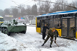 ... А віз - і нині там. Якщо випаде багато снігу - столицю знову паралізує