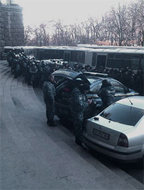 Євромайдан пішов до Азарова. Азаров відгородився від народу міліцією