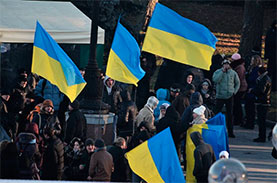 Ці дивні люди чомусь стояли не разом з усіма, а осторонь, позаду сцени