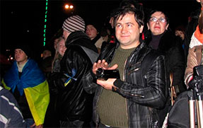 Попри вимоги чинного законодавства, до затриманого журналіста не пускають адвоката