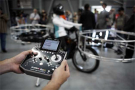 Конструкція велосипеда, що зовні нагадує невеликий мотоцикл, розроблена з використанням французького програмного забезпечення і поки що керується дистанційно Конструкція велосипеда, що зовні нагадує невеликий мотоцикл, розроблена з використанням французького програмного забезпечення і поки що керується дистанційно