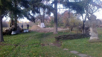 Хату, яку пам’ятав ще Тарас Шевченко зруйновано. Балки та віконні рами зроблені з доброго дерева, адже чумаки у ті часи були людьми з достатком. Хата могла б ще й далі стояти… Хату, яку пам’ятав ще Тарас Шевченко зруйновано. Балки та віконні рами зроблені з доброго дерева, адже чумаки у ті часи були людьми з достатком. Хата могла б ще й далі стояти…