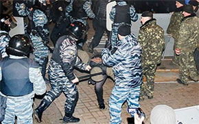 Суд зняв обвинувачення з Попова, Сівковича та Коряка у справі про розгін Євромайдану
