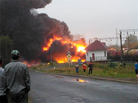 У Черкаській області зійшов з рейок вантажний потяг. Спалахнуло 11 цистерн з пальним