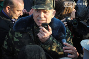 Перший заступник голови СБУ, керівник Антитерористичного центру генерал-лейтенант Василь Крутов керує антитерористичною операцією безпосередньо на місці, - в Краматорську Перший заступник голови СБУ, керівник Антитерористичного центру генерал-лейтенант Василь Крутов керує антитерористичною операцією безпосередньо на місці, - в Краматорську