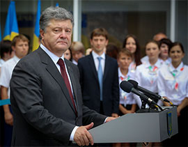 Порошенко висловив сподівання, що завтра на фронті припинять стрілянину 
