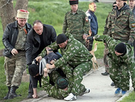 “Кримнаш”. У Сімферополі на ринку окупанти затримують кримчан із українськими паспортами