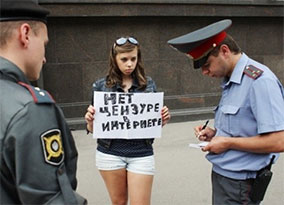 Дедалі більше урядів використовують ботів і тролів в інтернеті