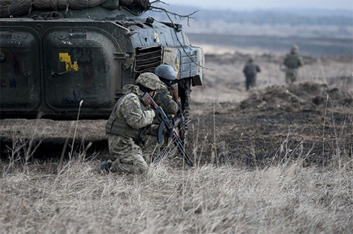 Ситуація на фронті, попри зменшення обстрілів, напружена