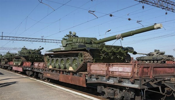 Російське воєнне командування перекидає на Донбас танки і САУ