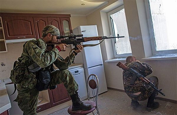 Російські окупанти облаштовують вогневі позиції на території населених пунктів