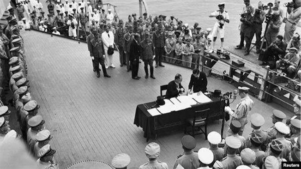 Японська делегація підписує акт капітуляції, 2 вересня 1945 року