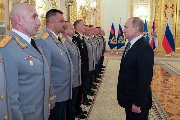Путін вніс у статути заборону військовим публічно розкривати належність до війська
