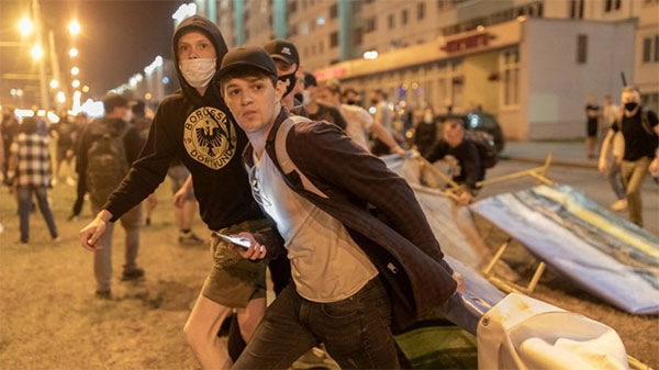Третя ніч протестів у Мінську: нові барикади, нова тактика та запеклі сутички у Кам’яній Гірці