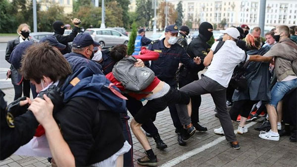 Силовики розганяють студентські протести у Мінську