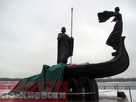 Зруйнувалася задня частина човна з фігурами Щека і Хорива