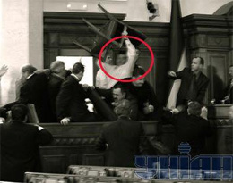 Дмитро Саламатін добре володіє зброєю нападу - стільцем Дмитро Саламатін добре володіє зброєю нападу - стільцем