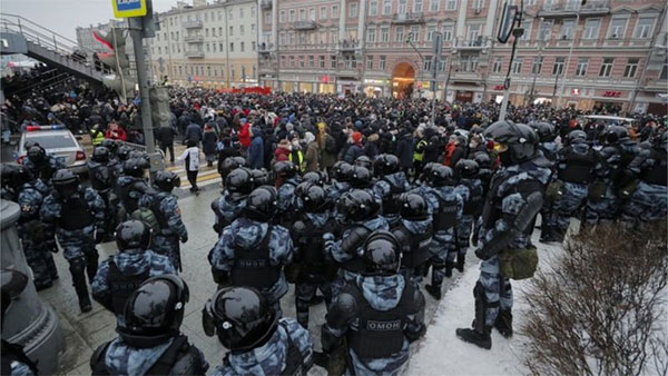 Бійки, кров та тисячі затриманих: як пройшли мітинги за Навального в Росії