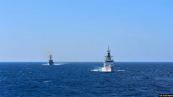 Корабель США «Рузвельт» та катер США «Гамільтон» в Середземному морі