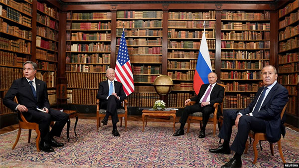 Особиста зустріч Байдена і Путіна тривала півтори години, тепер до переговорів у розширеному форматі долучились радники