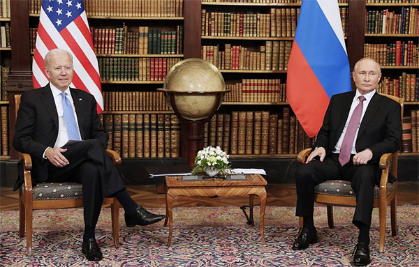 Спілкування Байдена та Путіна з пресою зірвала штовханина між американськими та російськими журналістами