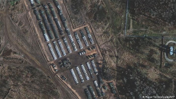 Супутниковий знімок, на якому видно, ймовірно, війська РФ, перекинуті до Смоленської області