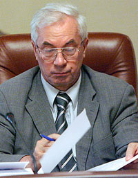 Перший віце-прем'єр Микола Азаров, зайнявши крісло Віктора Януковича, відразу приступив до рішення організаційних питань